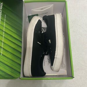 Cariuma OCA low canvas sneaker